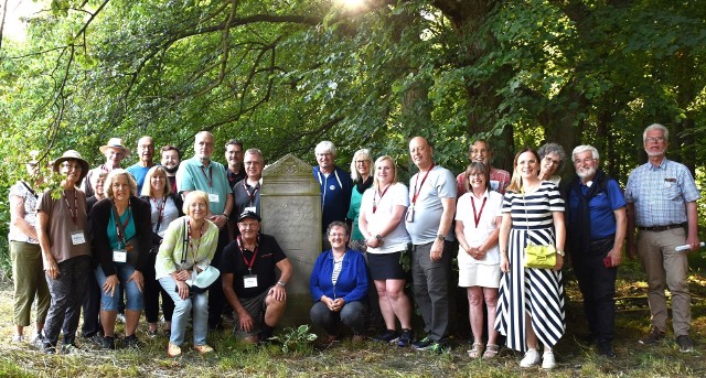 Mennonici odwiedzili dawny cmentarz, gdzie zachowała się nagrobna stela zmarłej w 1857 r. Marii Dyck, Dych, jak mówią o niej w Miłoradzu