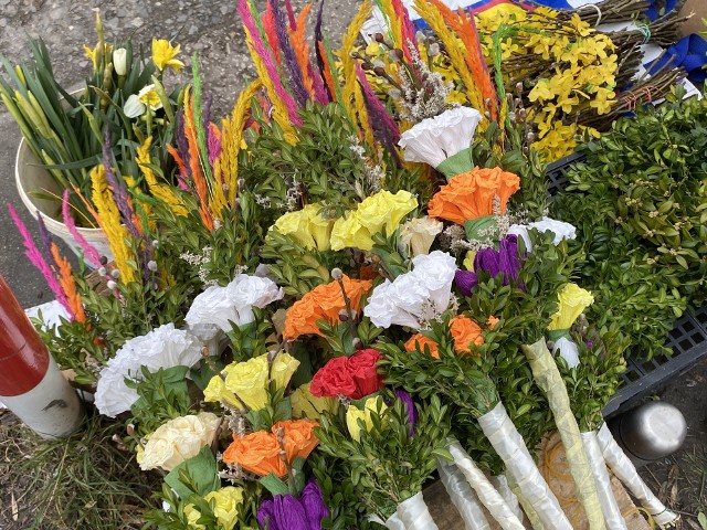 Duży wybór wielkanocnych ozdób i palemek na kieleckich bazarach. Zobaczcie