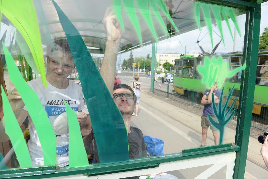 Przystanek jak malowany: Przystanek tramwajowy z Chrztem Polski w tle