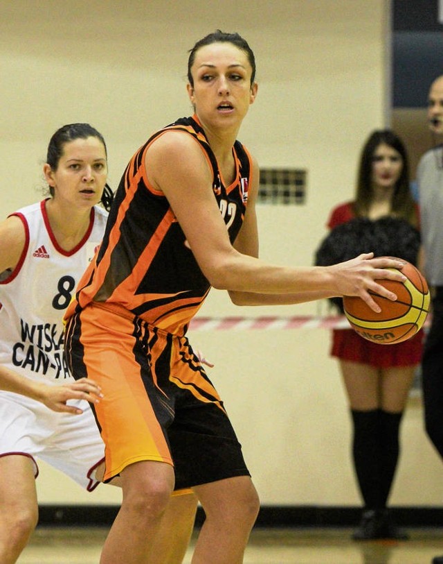 Ewelina Kobryn (z piłką) w dobrze znanej sobie hali zdobyła 4 punkty