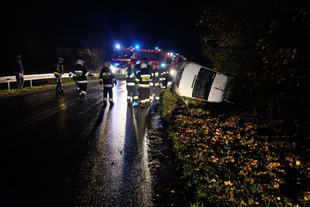 Do zdarzenia doszło w poniedziałek około godz. 19.30 na drodze krajowej nr 28 w Olszanach niedaleko Przemyśla.Z ustaleń policjantów wiemy, że kierujący busem marki mercedes jechał ze wzniesienia w kierunku Przemyśla. Na zakręcie w prawo, 25-letni obywatel Ukrainy najprawdopodobniej nie dostosował prędkości do warunków panujących na drodze i zjechał na pobocze. Bus przewrócił się na lewy bok. 25-latek podróżował sam. Nic mu się nie stało. Na miejscu pracowały 3 zastępy strażaków z Przemyśla i Krasiczyna.