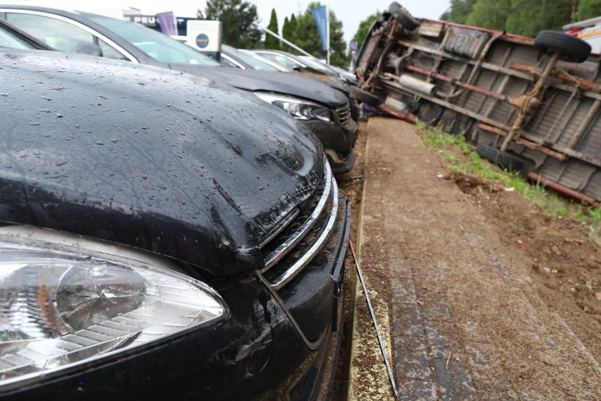 Na pograniczu powiatów stalowowolskiego i tarnobrzeskiego przewróciło się dostawcze Iveco. Uszkodzone zostało sześć samochodów