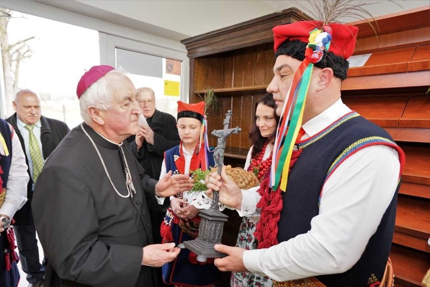 Biskup Jan Szkodoń poznawał historię Zielonek. Wizyta w parafii i izbie regionalnej 