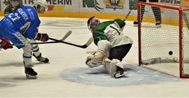 Hokej, EUHL: Sabers Oświęcim - Gladiators Trencin 7:5. Na zdjęciu: Igor Nikolajewicz zdobywa pierwszego gola dla Sabers Oświęcim