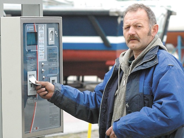 Edward Makowski parkując swoje auto na terenie portu jachtowego musiał wczoraj skorzystać z parkomatu.