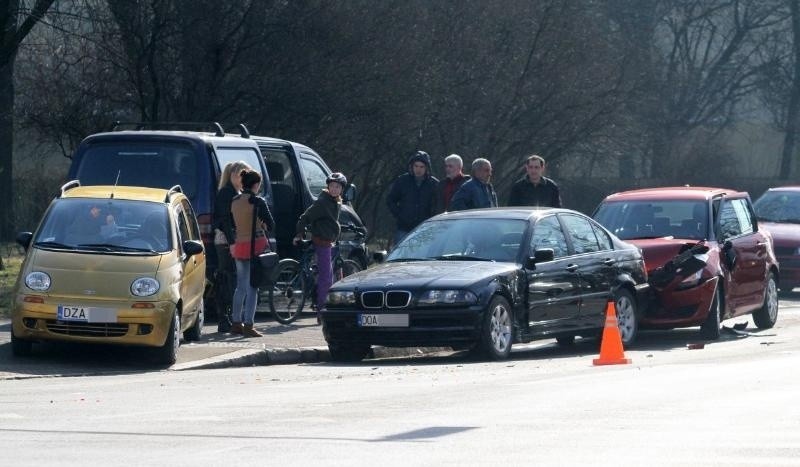 Wrocław: Wypadek na Zaporoskiej. Zderzyły się 4 auta (ZDJĘCIA)