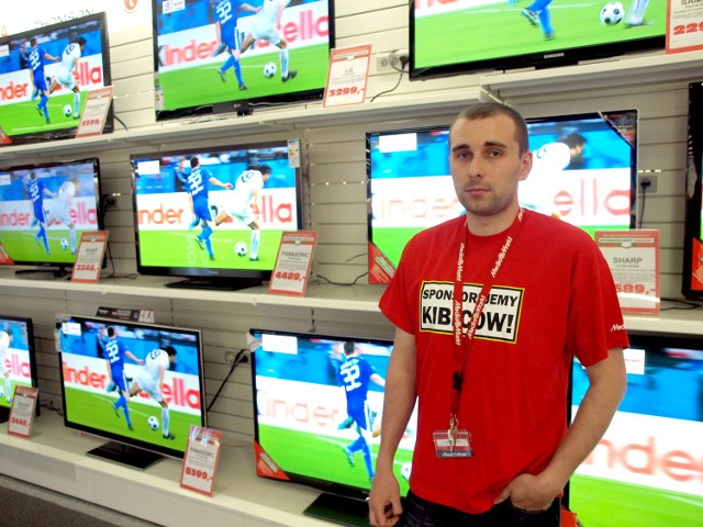 Kupujemy telewizor na Euro 2012Najpopularniejsze są 42-calowe samsungi i LG w cenie od 2,1 do 3,3 tys. złotych. Wszystkie obowiązkowo wyposażone w tunery DVB-T, które pozwolą nam oglądać mecze w cyfrowej jakości.