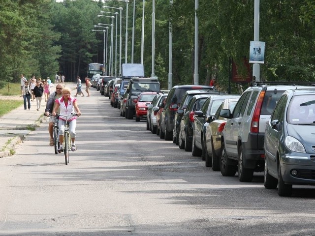 Zapchana autami ulica Wczasowa w Ustce. Realne zagrożenie w ruchu aut i dla pieszych. 