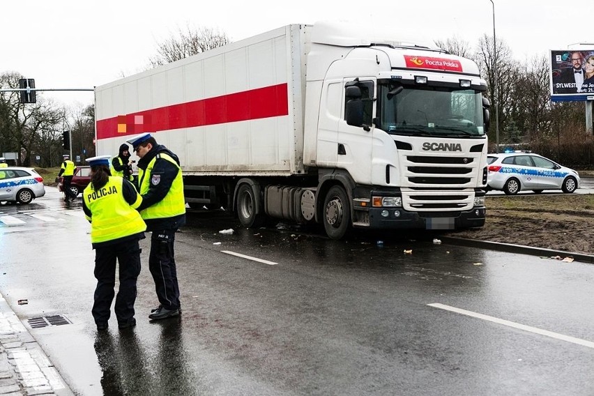 Wypadek na ul. 26 kwietnia. Ciężarówka potrąciła pieszą. Kobieta zmarła w szpitalu [ZDJĘCIA]