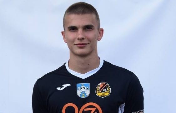 Kacper Dereń, 18-letni obrońca trzecioligowego KSZO 1929 Ostrowiec, przebywa na testach w Górniku Zabrze. Jest sprawdzany w trzecioligowych rezerwach tego klubu.Kacper jest wychowankiem ostrowieckiego klubu, na zasadzie wypożyczenia grał też w Kamiennej Brody. Teraz miałby szansę na grę w podstawowym składzie KSZO 1929, ale zdecydował się na testy w Górniku Zabrze.-Dostał zgodę od naszego klubu i wyjechał na testy. Na razie nie mamy informacji jak na nich wypadł - mówił nam Maciej Kozicki, wiceprezes KSZO 1929.  Ostrzej o całej sytuacji dla serwisu skkszo.pl wypowiedział się trener Marcin Sasal. - Kacper był brany pod uwagę jako zawodnik podstawowego składu, niestety wymarzył sobie wyjazd do Zabrza na testy, mimo, że w tym okresie testy są niedopuszczalne. Nie wiem czym to jest spowodowane, że piłkarze zbyt szybko rezygnują z ciężkiej pracy o miejsce w składzie, zwłaszcza wychowankowie, którzy łatwo odpuszczają i wybierają grę w niższych ligach. Życzę im powodzenia – powiedział szkoleniowiec po sparingu z Motorem Lublin. (dor)