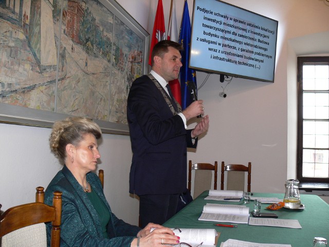 Podczas ostatniej sesji Rady Miasta Sandomierza, w środę 26 lutego  burmistrz Marcin Marzec zadeklarował, że następnego dnia, w czwartek, 27 lutego spotka się z dziennikarzami i wygłosi w tej sprawie oświadczenie. Do spotkania nie doszło.