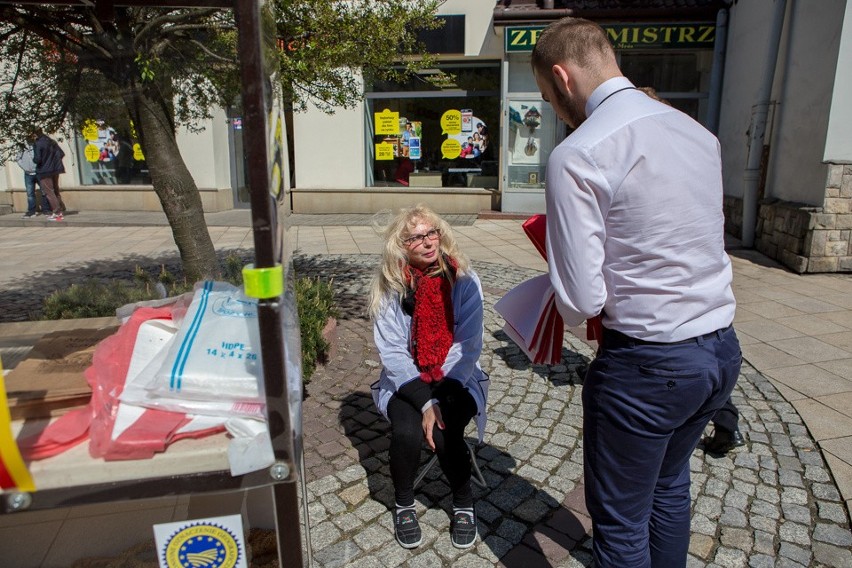 Uczniowie "Szczepanika" sprzedawali flagi