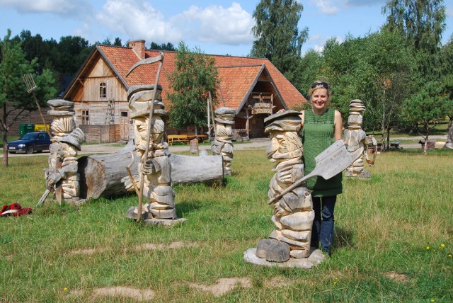 Anna Mancewicz nawet sama nie wie, ile takich rzeźb jest na terenie jej gospodarstwa. A rzeźby są w różnych rozmiarach – te należą do mniejszych.