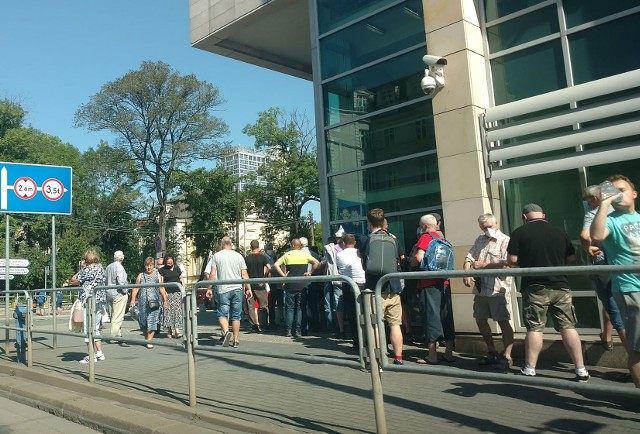 Gigantyczne kolejki przed oddziałem NBP w Katowicach czekają na możliwośc kupienia banknotu kolekcjonerskiego Bitwa Warszawska.Zobacz kolejne zdjęcia. Przesuwaj zdjęcia w prawo - naciśnij strzałkę lub przycisk NASTĘPNE