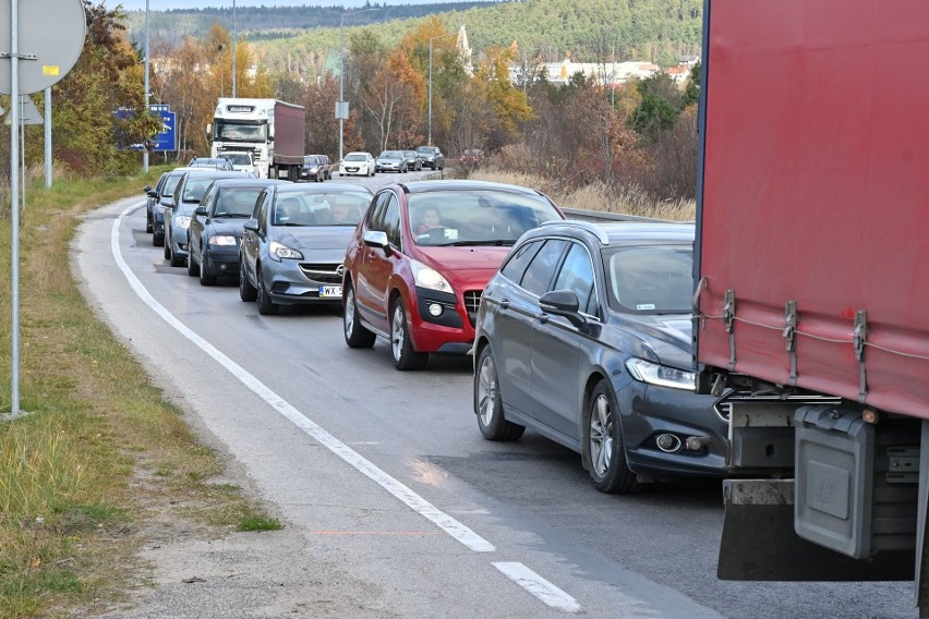 Afera na ulicy Radomskiej  w Kielcach, wylotówce na Warszawę. MZD zerwał umowę z wykonawcą remontu. Na 73 nadal będą wielkie korki  