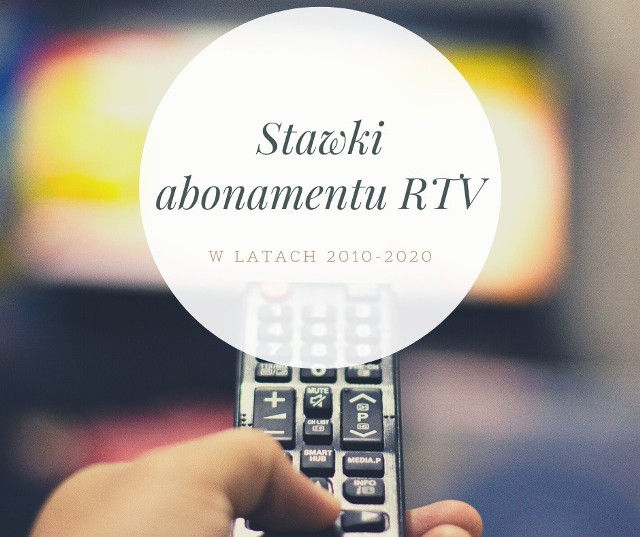 Abonament RTV jest ściągany przez Pocztę Polską. Jego wysokość ustanawia co roku Krajowa Rada Radiofonii i Telewizji. Zobacz, jak zmieniały się w ostatnich latach stawki opłat abonamentowych. Abonament RTV podrożał o prawie 60 złotych!Poszczególne stawki rocznej opłaty abonamentowej za używanie odbiornika telewizyjnego lub telewizyjnego i radiofonicznego w poprzednich latach znajdziesz na kolejnych stronach. Aby przejść do galerii, przesuń zdjęcie gestem lub naciśnij strzałkę w prawo.