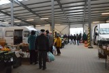 Spory ruch na targu w Ostrowcu. Mieszkańcy robią przedświąteczne zakupy (ZDJĘCIA)
