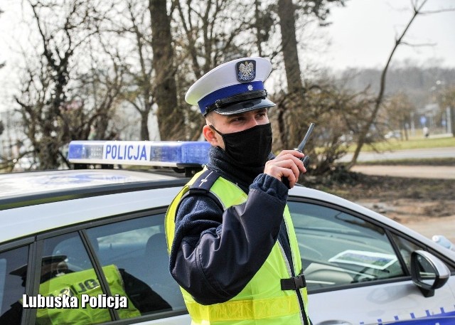 Rok 2021 był najbezpieczniejszym okresem w historii województwa lubuskiego. Zginęło 71 osób, a 646 zostało rannych. To najmniejsze liczby od lat!Lubuska policja podsumowała ubiegły rok na drogach naszego województwa. W 540 wypadkach zginęło 71 osób, a 646 zostało rannych. Chociaż tragedii nie udało się uniknąć, to było ich najmniej w historii. Zarówno liczba zabitych, jak i rannych była mniejsza niż w latach poprzednich. Policjanci ujawnili ponad 90 tysięcy wykroczeń, a ponad 2,5 tys. kierowców straciło prawo jazdy. Zobacz szczegóły na kolejnych slajdach >>>Czytaj także: Nowy taryfikator mandatów 2022. Od 1 stycznia mandaty ostro w góręZobacz wideo: Wzrosły kary za wykroczenia drogowe. Zwłaszcza za nadmierną prędkośćŹródło: TVN24/x-news