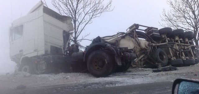 Tak wyglądał ciężarowy DAF. Jak poinformował nam Czytelnik, który wysłał zdjęcie, bus znajduje się pod naczepą...