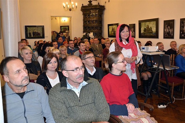 Spotkanie z Marzeną Kądzielą zgromadziło w Bibliotece Publicznej Miasta i Gminy liczną publiczność