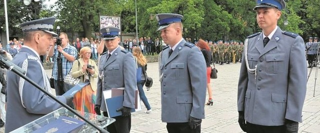 Zeszłoroczną edycję Plebiscytu podsumowaliśmy we Włocławku. Stoją od lewej Bartłomiej Baliński, Tomasz Dadzibóg i Łukasz Przybylski. Nagrody wręcza i gratulacje składa generał Krzysztof Zgłobiński.