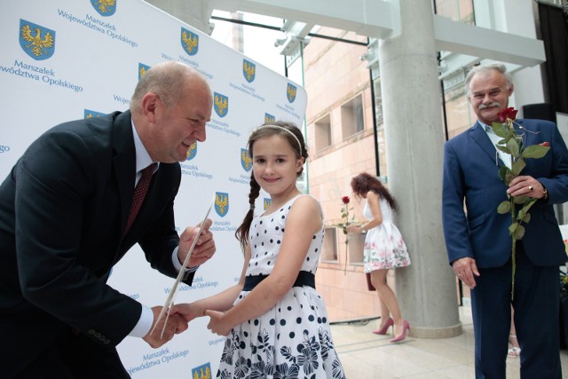 Marszałek rozdał stypendia zdolnym uczniom.