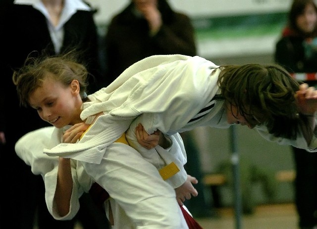 Walczą Joanna Nocula (z lewej) z UKS ASW - Judo Jasło i Marlena Źrebiec z UKS MOSiR Jasło.