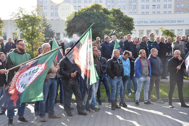 Manifestacja pod JSW. Górnicy domagają się przywrócenia deputatów i wypłacenia świadczeń