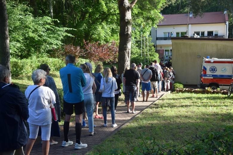 Kolejka do lokalu wyborczego w Krynicy Morskiej