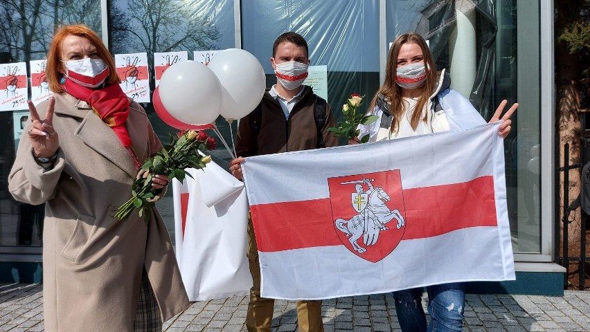 W Dzień Wolności Białorusi przed Filharmonią Zielonogórską....