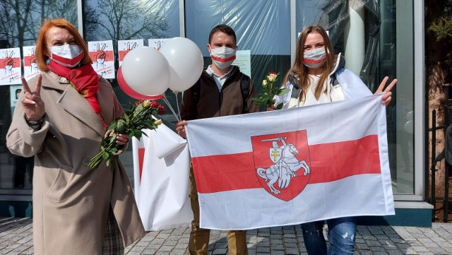 W Dzień Wolności Białorusi przed Filharmonią Zielonogórską. I akcja Światło dla Białorusi...