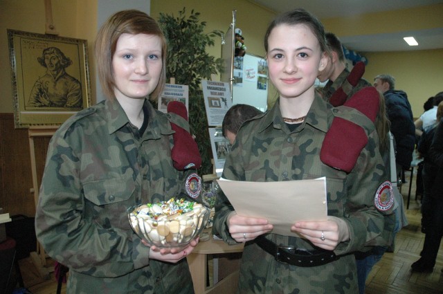 Dziewczyny z klasy mundurowej w Zespole Szkół Ekonomicznych i Ogólnokształcących w Oleśnie.