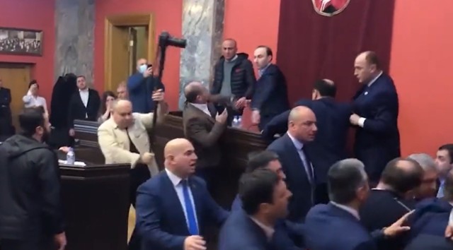 Awantura w gruzińskim parlamencie. Politycy pobili się w związku z kontrowersyjną ustawą.
