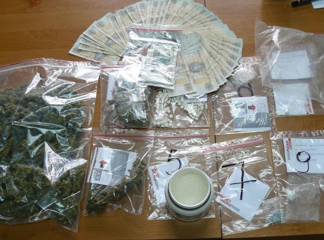 Ponad 16 tys. zł oraz narkotyki o czarnorynkowej wartości 10 tys. zł zabezpieczyli kryminalni z Zawadzkiego.