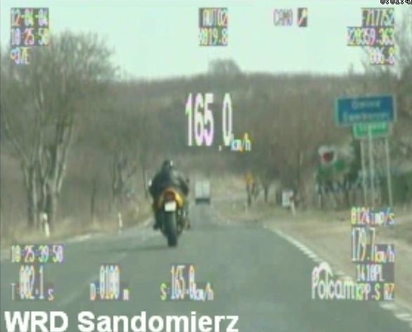 Na granicy gmin Koprzywnica i Samborzec w powiecie sandomierskim policjanci zatrzymali kierowcę motocykla, który jechał 165 kilometrów na godzinę.
