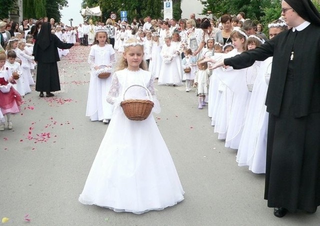 W procesji Bożego Ciała w parafii Niepokalanego Poczęcia Najświętszej Marii Panny wzięli też udział najmłodsi buszczanie.