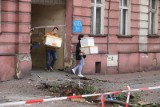 Tragedia w Sosnowcu. Dwie osoby ciężko ranne po zawaleniu się balkonu. Jedna z nich zmarła. Na miejscu trwają działania służb