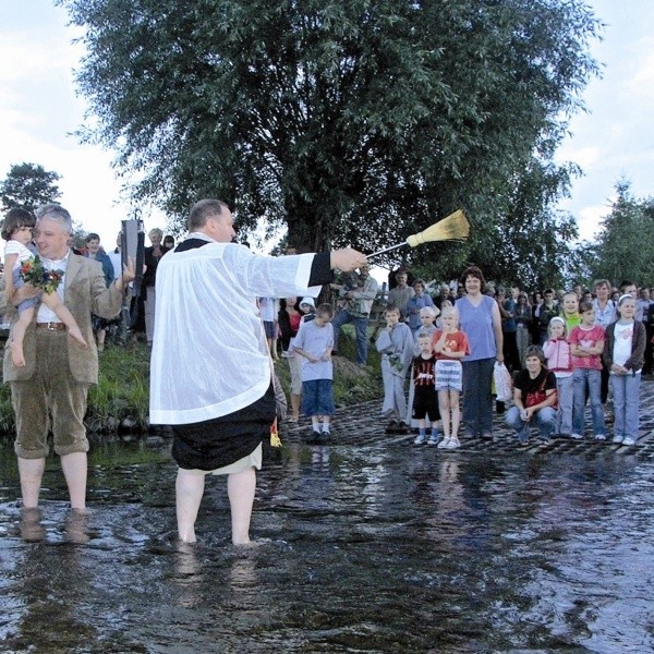 Noc świętojańska rozpoczęła się od poświęcenia wody przez ks. Tadeusza Kryńskiego. Chwilę później dziewczęta wrzuciły do wody swoje wianki