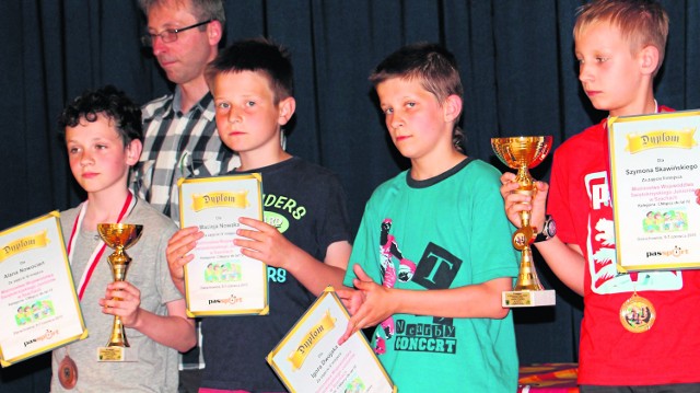 Medaliści w kategorii do 12 lat. Pierwszy z lewej Alan Nowocień z Hetmana, który zajął 3 miejsce. 