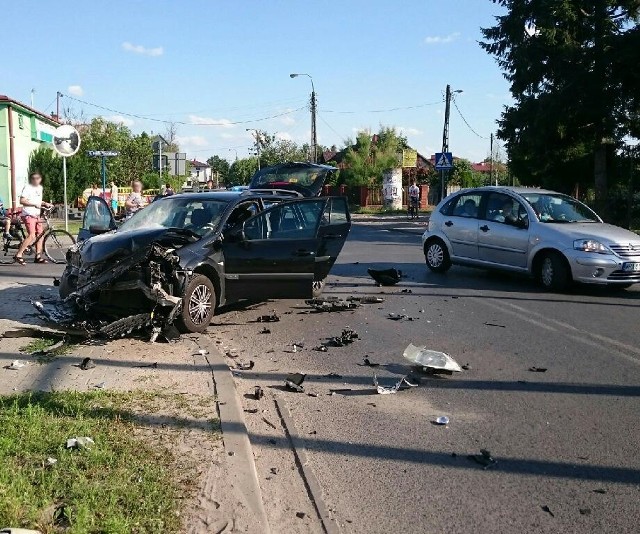 Renault megane i BMW zderzyły się w niedzielę po południu na skrzyżowaniu ulic Zwoleńskiej i Piłsudskiego w Pionkach.