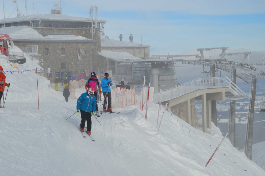 Tatry. Kasprowy Wierch oblężony przez narciarzy i turystów [ZDJĘCIA]