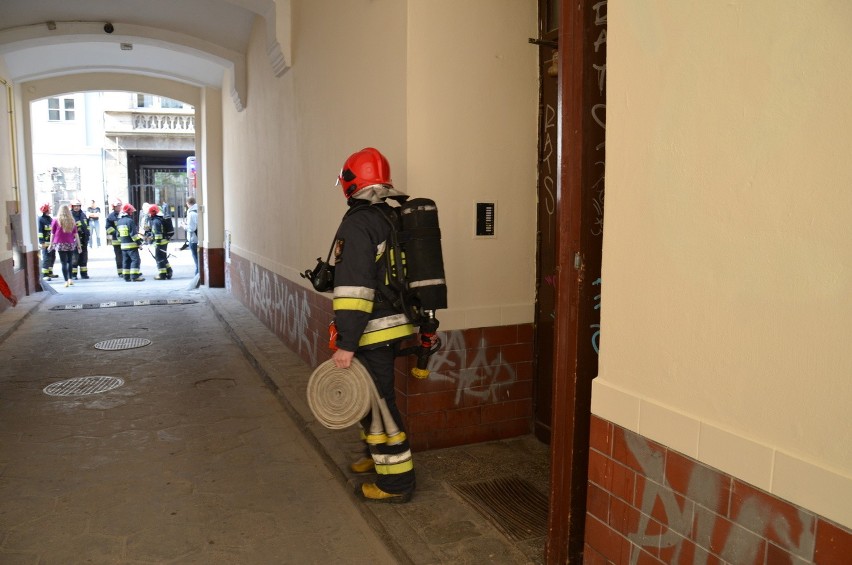 Pożar w mieszkaniu w centrum. Cztery zastępy straży pożarnej i karetka na miejscu (FILM, ZDJĘCIA)