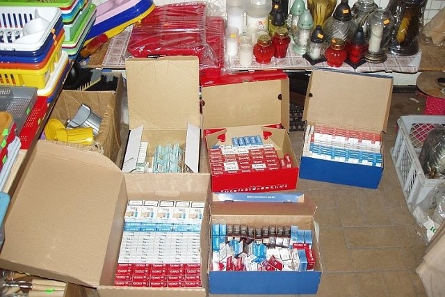 Na zapleczu celnicy znaleźli blisko 400 paczek papierosów różnych marek z białoruskimi znakami akcyzy, ukrytych w pudełkach po butach.