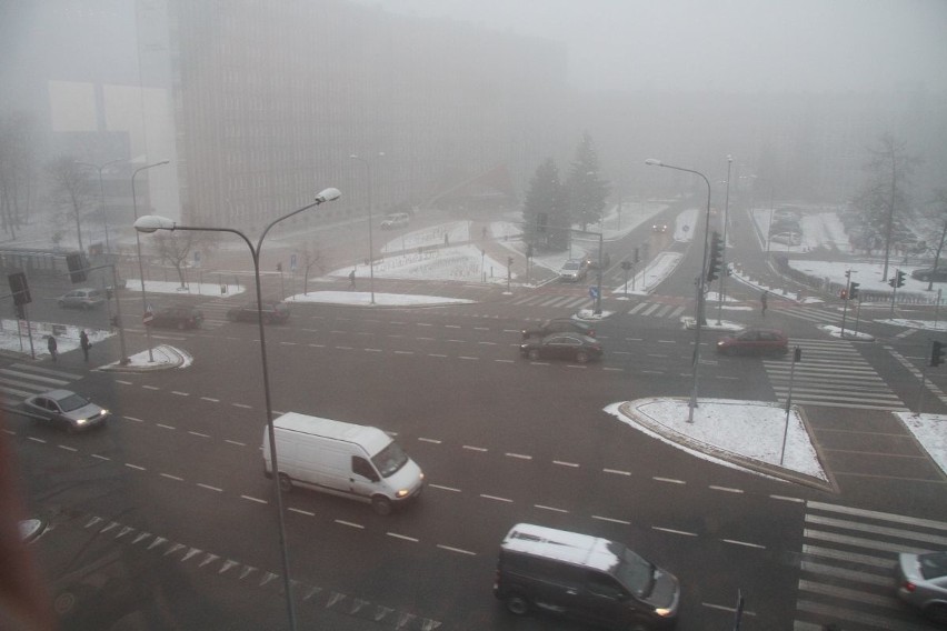 Potężny smog w Kielcach - największy w kraju! Biała mgła i okropny zapach roznosi się po wielu miastach w regionie [RAPORT]   