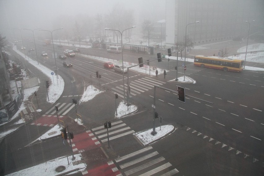 Potężny smog w Kielcach - największy w kraju! Biała mgła i okropny zapach roznosi się po wielu miastach w regionie [RAPORT]   