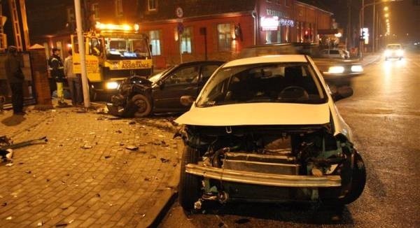 W piątek wieczorem na niebezpiecznym skrzyżowaniu zderzyły się dwa samochody. Kierująca renault megane, skręcając w Lipową, wymusiła pierwszeństwo na jadącym od obwodnicy drugim samochodem osobowym.