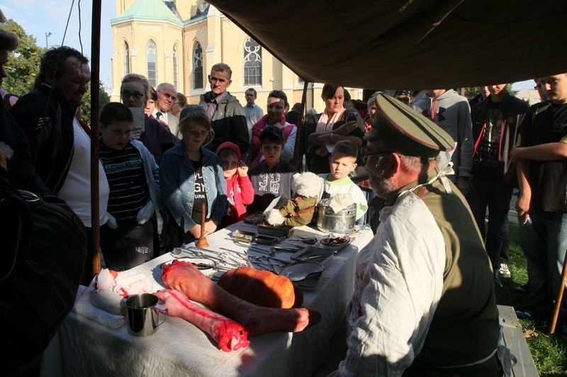 Piknik historyczny przed łódzką katedrą [zdjęcia]