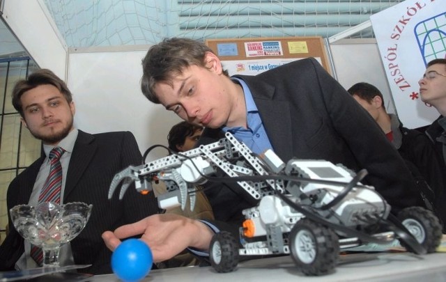 Paweł Mielcarek i Paweł Dominiak z robotem Lego Mindstorm