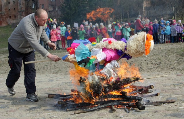 Z przed starostwa powiatowego w Grudziądzu wyruszył Pochód wiosenny 2016  "Witaj wiosno" dla najmłodszych grudziądzan. Przedszkolaki miały za zadanie przygotowania stroju wymarzonej wiosny a pierwszaki kukły marzanny. Za najlepsze prezentacje były nagrody. Kolorowy korowód pomaszerował na błonia nadwiślańskie gdzie rozprawiono się z symbolami zimy, które spłonęły na stosie.