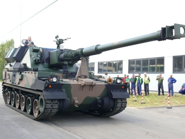 Pancerne skorupiaki z HSW gotowe do sprzedaży, czekają na decyzjęW zakładach HSW w Stalowej Woli powstaje samobieżna armatohaubica krab, która zadaniem specjalistów ma ogromne możliwości w działaniach wojennych.